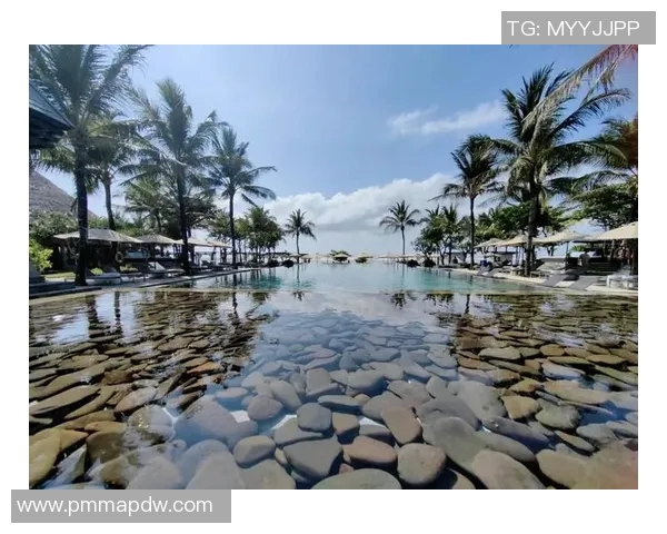 以泳池为中心的度假天堂打造，畅享水上乐趣与宁静休闲的完美融合